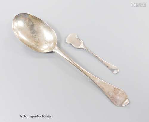 An early 18th century silver dog nose spoon, with engraved p...