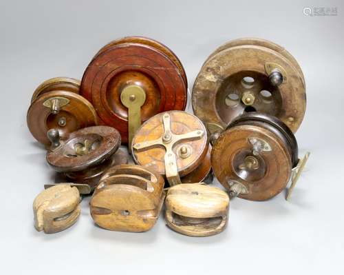 A collection of wooden fishing reels, largest diameter 16cm