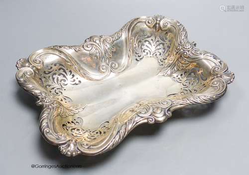 An Edwardian pierced silver shaped rectangular fruit bowl, I...