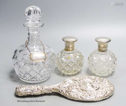 A pair of George V silver mounted scent bottles, (a.f.) 11.6...