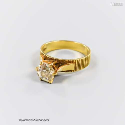 A textured 18ct and solitaire diamond ring, size Q, gross we...