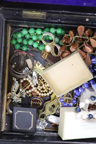 A quantity of assorted costume jewellery including a faux am...