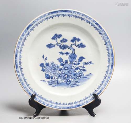 An 18th century Chinese blue and white export plate, diamete...