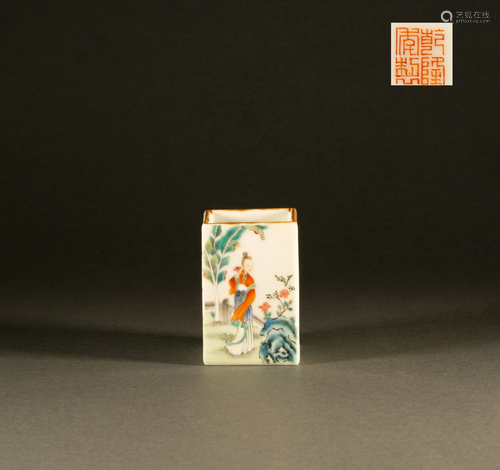 Qing Dynasty - Pastel figure pen holder