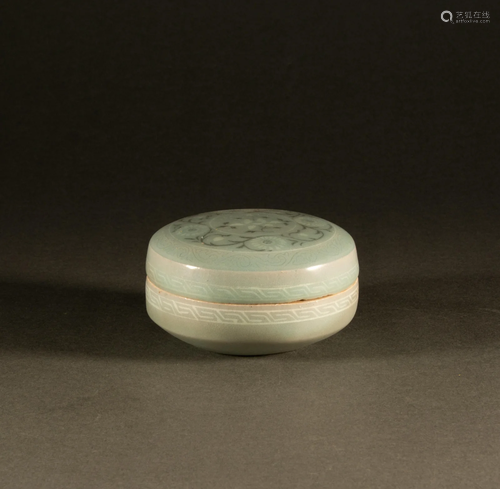 Song Dynasty - Celadon flower lid box