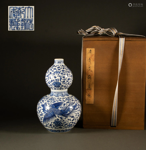 Qing Dynasty - blue and white gourd bottle with dragon and p...