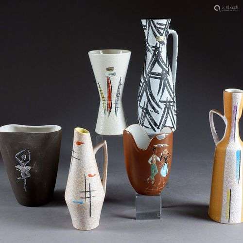 Suite de trois vases et de trois verseuses.