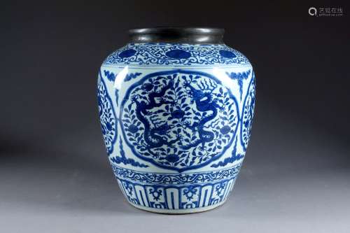Vase Ming en forme de jarre.