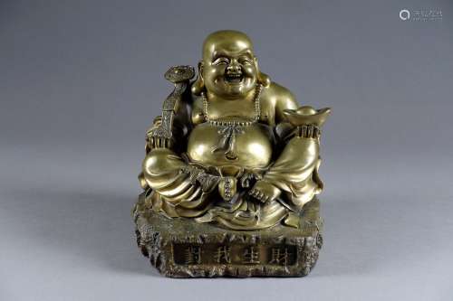 Happy Bouddha assis et souriant.
