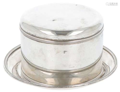 Biscuit tin with saucer silver.