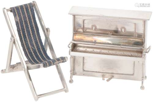 Miniature piano & beach chair silver.