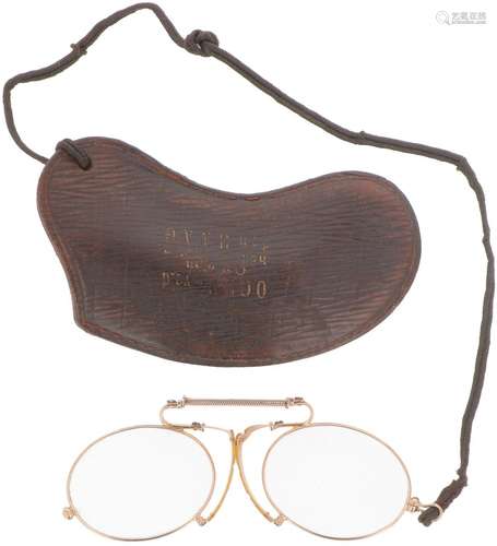 Pince Nez (nose glasses) gold.