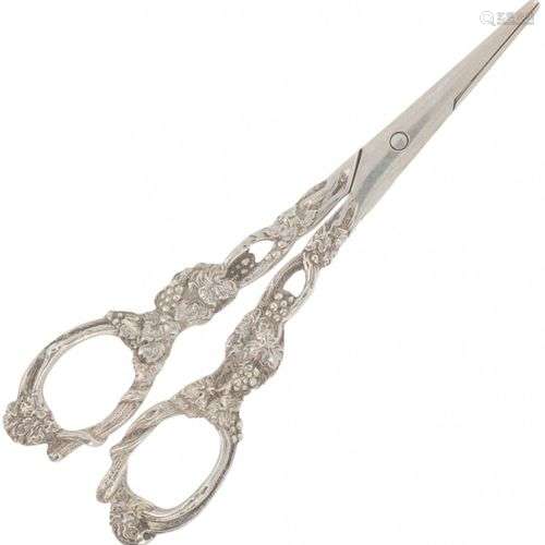 Grape scissors silver.