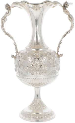 Showpiece vase with Atlantean silver.