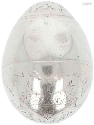 Pomander egg / vinaigrette (18th century) silver.