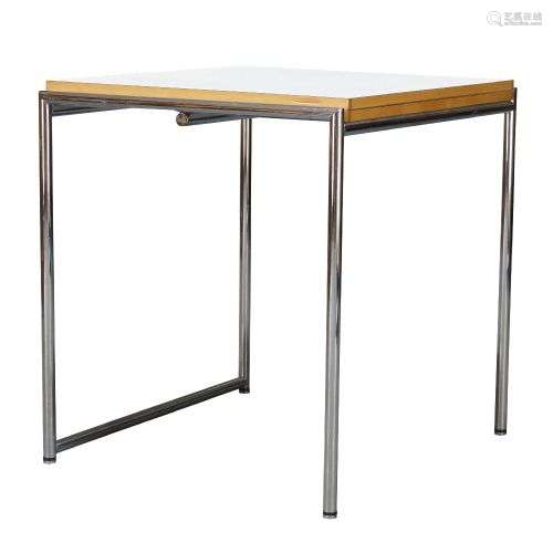 Eileen Gray (britannique, 1878-1976), une table pliante 'Jea...