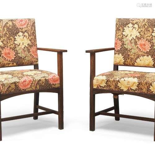 Une paire de fauteuils en chêne de style Arts and Crafts, c....