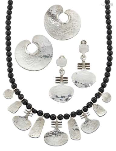 Marque d'A.V., un collier en argent et perles de verre noir ...