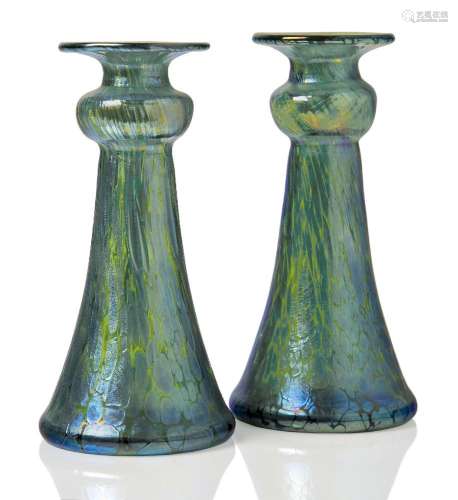 Loetz (Autriche), paire de vases assortis en verre iridescen...