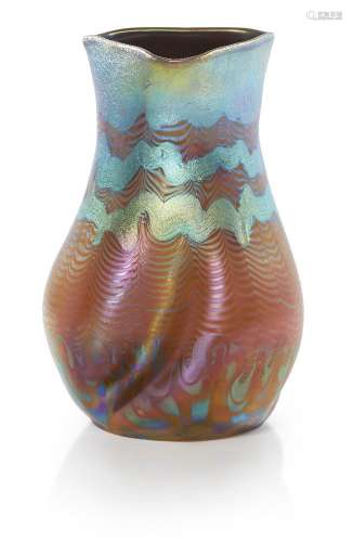 Loetz (Autriche), un vase en verre irisé Phaenomen, c.1902, ...