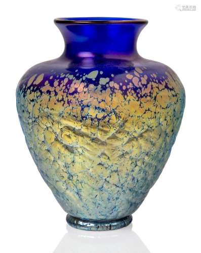 Loetz (Autriche), un vase en verre Phaenomen bleu foncé iris...