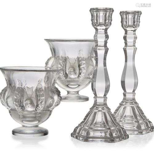 Lalique moderne, une paire de vases 'Dampierre' en verre cla...