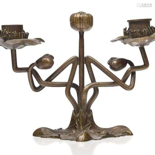 Un candélabre à deux branches en bronze patiné Art Nouveau, ...