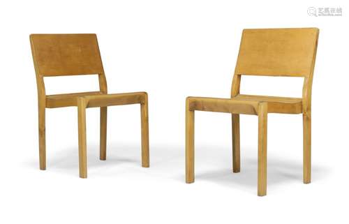 Alvar Aalto (finlandais 1898-1976), une paire de chaises emp...