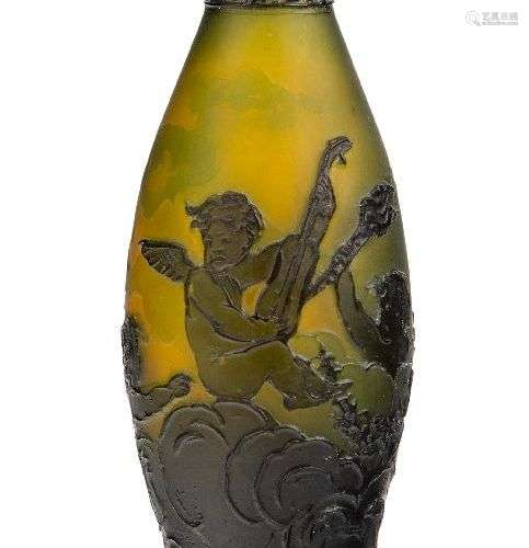 Muller Freres (Français), un vase en verre camée décoré de p...