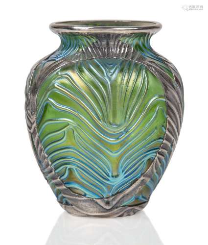 Loetz (Autrichien), un vase Formosa en verre irisé avec appl...