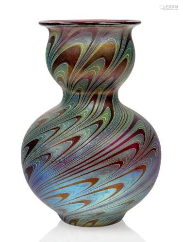 Loetz (Autriche), un vase en verre iridescent Rubin Phaenome...
