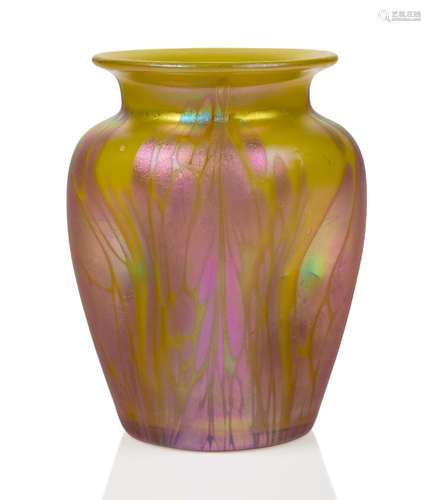 Loetz (Autriche), un vase en verre irisé à décor Médicis sur...