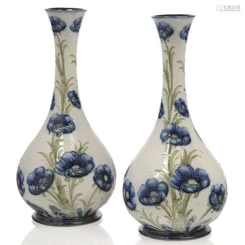 William Moorcroft (Britannique 1872-1945), une paire de vase...