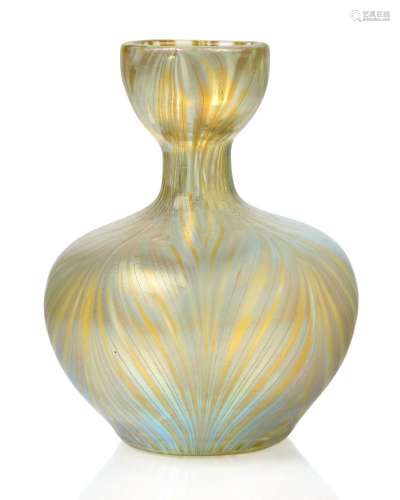 Loetz (Autriche), un vase en verre irisé Phaenomen Candia, c...