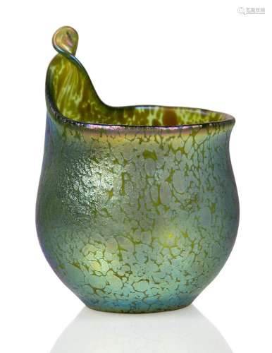 Loetz (Autriche), vase 'Papillon' en verre irisé avec bord e...
