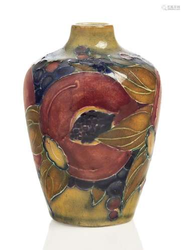 William Moorcroft (britannique 1872-1945), un vase miniature...