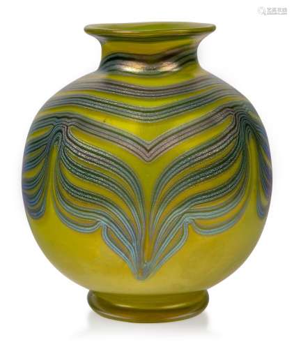 Loetz (Autriche), un vase en verre iridescent Phaenomen 'jau...