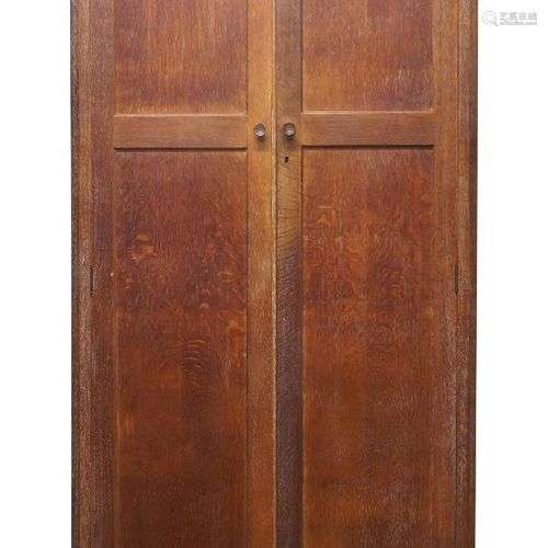 Heal's (britannique), une armoire en chêne chaulé, vers 1920...