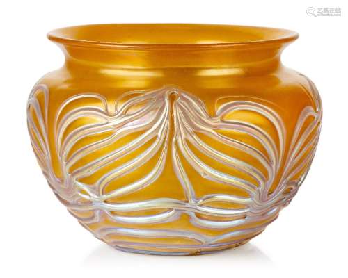 Loetz (Autrichien), un bol en verre irisé avec un décor en r...