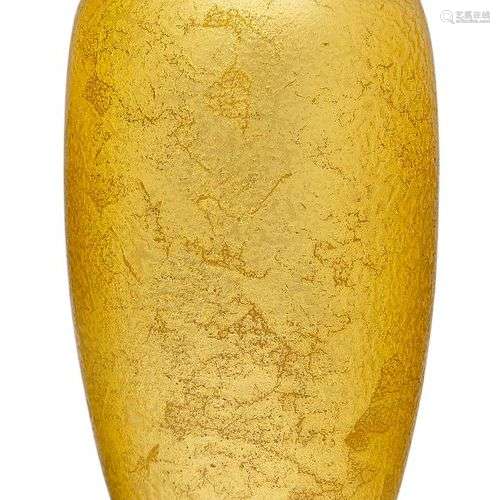 Vase en porcelaine Delvaux à décor texturé et doré, 20e sièc...