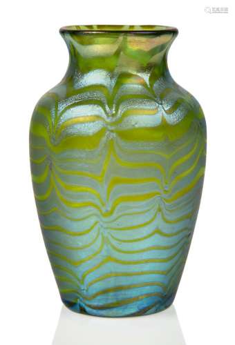 Loetz (Autriche), un vase en verre irisé Phaenomen Creta à é...