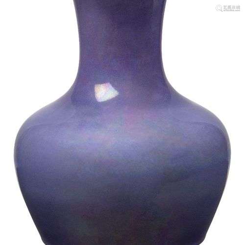 Ruskin Pottery (Britannique 1898-1935), un vase en céramique...