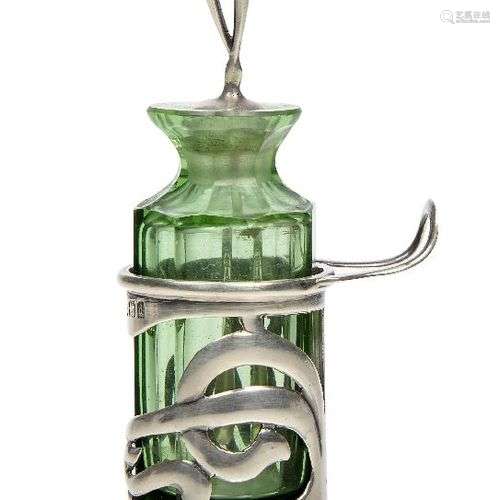 Un poivrier de cayenne en argent et verre Art Nouveau avec c...