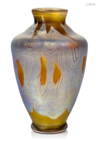 Loetz (Autriche), un vase en verre irisé Phaenomen, vers 190...