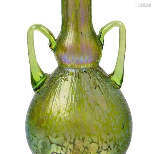 Loetz (Autriche), vase miniature à deux anses en verre iride...