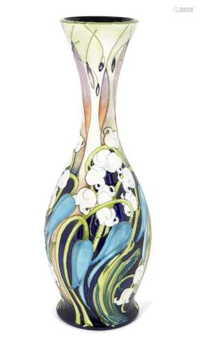 Moorcroft Pottery (British), un vase en céramique 'Kali Zoe'...