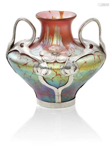 Loetz (Autriche), un vase en verre Phaenomen rose irisé avec...