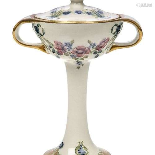 William Moorcroft (Britannique 1872-1945), une tasse à pied ...