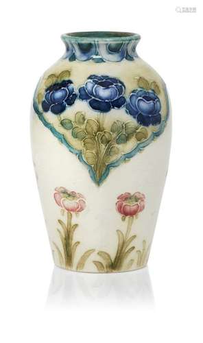 William Moorcroft (Britannique 1872-1945), un vase miniature...