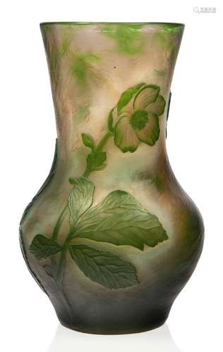 Daum (France Est. 1879), un vase en verre camée sculpté à la...